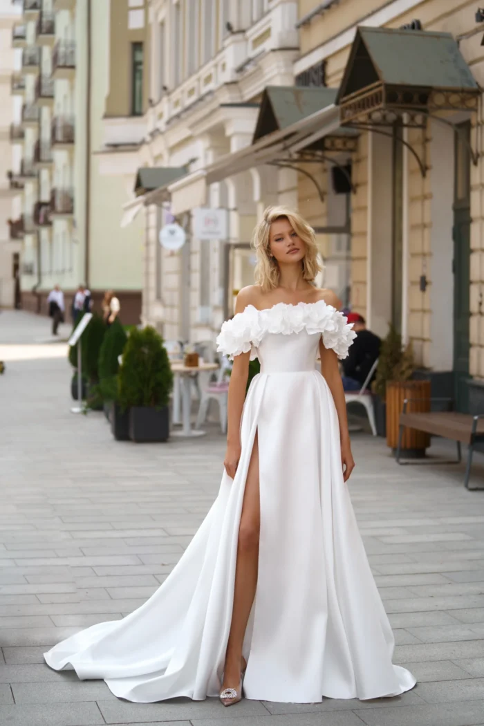 Аделайс 3 Сонеста <p style="text-align: justify;">Свадебное платье Аделайс А-силуэта с разрезом в юбке и спущенными бретелями с декоративными цветами является превосходным выбором для невесты, которая ищет изысканность и неповторимость в своем образе. Это платье имеет элегантную юбку в форме букета, которая добавляет изящества и подчеркивает женственность и грацию невесты. Разрез в юбке придает некоторую игривость и позволяет подчеркнуть стройность ног. Спущенные бретели с декоративными цветами великолепно украшают область плеч, придавая платью нежный и романтичный вид. Они придают платью легкость и изящество, подчеркивая достоинства невесты. Спинка платья выполнена с использованием внутреннего корсета со шнуровкой и молнии, что обеспечивает идеальную посадку и комфорт. Корсет заметно подчеркивает талию и создает эффект песочных часов, придавая образу элегантности и женственности. Основным материалом, использованным при создании этого платья, является атлас. Атлас - это нежная и шикарная ткань, которая придает платью блеск и гладкость, создавая впечатление роскоши и элегантности. Свадебное платье Аделайс является идеальным выбором для невесты, которая хочет быть в центре внимания и оставить о себе яркое и незабываемое впечатление.</p>
<iframe src="https://www.youtube.com/embed/8ITCLGjz-wQ" width="auto" height="600" frameborder="0" allowfullscreen="allowfullscreen"></iframe>