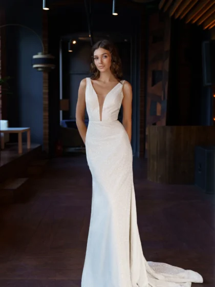 Амира 1 Сониа Солей <p style="text-align: justify;">Свадебное платье прямого силуэта с V-образным вырезом и открытой спиной на молнии - это очаровательное и элегантное платье, созданное, чтобы добавить роскоши и изыска вашему свадебному образу. Главной особенностью этого платья является его открытая спина, которая приковывает внимание и придает пикантности образу невесты. Отличительной чертой является V-образный вырез, который подчеркивает грацию линий шеи и декольте, придают изящество и изысканность. Материал, использованный при создании платья, - глиттер. Глиттер - это блестящая и ткань, создающая эффект сияния и отражений света. Благодаря этому материалу, платье выглядит невероятно ярким, эффектным и привлекает внимание всех присутствующих. Это платье отлично подчеркнет фигуру невесты, окружая ее изящными линиями и подчеркивая прекрасные черты. Оно подходит как для свадебных торжеств в классическом стиле, так и для более современных и стильных церемоний. Сочетание прямого силуэта и блестящего глиттера делает его универсальным и модным выбором для каждой невесты, желающей выглядеть потрясающе в свой особенный день.</p>
<iframe src="https://www.youtube.com/embed/Q24oE6V-2rk" width="auto" height="600" frameborder="0" allowfullscreen="allowfullscreen"></iframe>