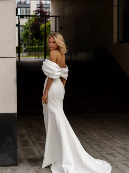 Анджел 1 Сонеста <p style="text-align: justify;">Свадебное платье облегающего силуэта с объемными спущенными бретелями и разрезом в юбке не только восхищает своим элегантным дизайном, но и пронизано нежной романтикой. Это платье создает идеальное сочетание элегантности и шарма, олицетворяя собой чувственность и грацию. Роскошный атласный материал на ощупь мягкий и шелковистый, подчеркивает изящность фигуры и придает изюминку образу невесты. Сияющий глиттер, украшающий платье, словно звезды на небе, придает ему волшебный и романтичный штрих. Это платье станет воплощением мечты каждой невесты, оставляя незабываемые впечатления и создавая атмосферу сказочного события.</p>
<iframe src="https://www.youtube.com/embed/mt7Yz74I-Bs" width="auto" height="600" frameborder="0" allowfullscreen="allowfullscreen"></iframe>