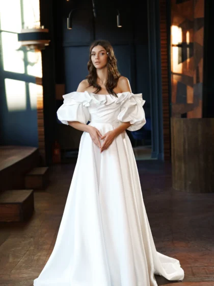 Анни 1 Сониа Солей <p style="text-align: justify;">Свадебное платье А-силуэта с открытыми плечами и дополнительными объемными рукавами - это изящное и романтичное платье для невесты, которое подчеркнет ее женственность и изящность. Это платье отличается своим особым дизайном, в котором красиво сочетаются открытые плечи и объемные рукава, создавая атмосферу нежности и легкости. Лиф платья украшен воланами, которые добавляют шарма и делают платье еще более элегантным. Главным материалом, использованным при создании этого платья, является атлас. Атлас - это блестящая, гладкая и нежная ткань, которая придает платью роскошный вид. Благодаря атласу платье выглядит благородно и изящно, и идеально подходит для свадебного торжества. Свадебное платье А-силуэта с открытыми плечами и дополнительными объемными рукавами - это идеальный выбор для невесты, которая хочет выглядеть элегантно, романтично и привлекательно в самый счастливый день своей жизни.</p>
<iframe src="https://www.youtube.com/embed/2U_6zhY0nUo" width="auto" height="600" frameborder="0" allowfullscreen="allowfullscreen"></iframe>