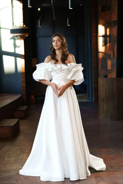 Анни 1 Сониа Солей <p style="text-align: justify;">Свадебное платье А-силуэта с открытыми плечами и дополнительными объемными рукавами - это изящное и романтичное платье для невесты, которое подчеркнет ее женственность и изящность. Это платье отличается своим особым дизайном, в котором красиво сочетаются открытые плечи и объемные рукава, создавая атмосферу нежности и легкости. Лиф платья украшен воланами, которые добавляют шарма и делают платье еще более элегантным. Главным материалом, использованным при создании этого платья, является атлас. Атлас - это блестящая, гладкая и нежная ткань, которая придает платью роскошный вид. Благодаря атласу платье выглядит благородно и изящно, и идеально подходит для свадебного торжества. Свадебное платье А-силуэта с открытыми плечами и дополнительными объемными рукавами - это идеальный выбор для невесты, которая хочет выглядеть элегантно, романтично и привлекательно в самый счастливый день своей жизни.</p>
<iframe src="https://www.youtube.com/embed/2U_6zhY0nUo" width="auto" height="600" frameborder="0" allowfullscreen="allowfullscreen"></iframe>