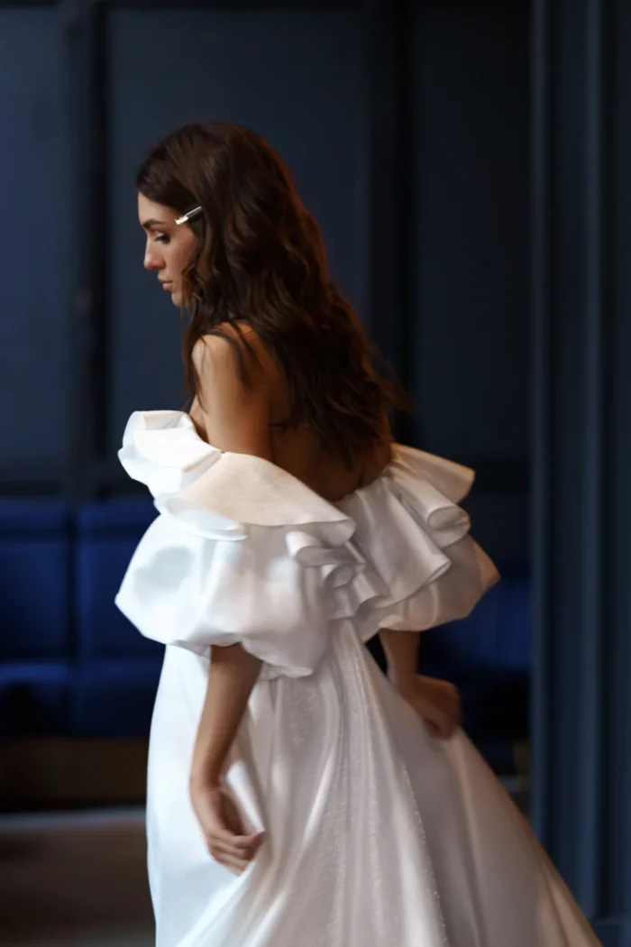 Анни - Сониа Солей Анни 4 Сониа Солей <p style="text-align: justify;">Свадебное платье А-силуэта с открытыми плечами и дополнительными объемными рукавами - это изящное и романтичное платье для невесты, которое подчеркнет ее женственность и изящность. Это платье отличается своим особым дизайном, в котором красиво сочетаются открытые плечи и объемные рукава, создавая атмосферу нежности и легкости. Лиф платья украшен воланами, которые добавляют шарма и делают платье еще более элегантным. Главным материалом, использованным при создании этого платья, является атлас. Атлас - это блестящая, гладкая и нежная ткань, которая придает платью роскошный вид. Благодаря атласу платье выглядит благородно и изящно, и идеально подходит для свадебного торжества. Свадебное платье А-силуэта с открытыми плечами и дополнительными объемными рукавами - это идеальный выбор для невесты, которая хочет выглядеть элегантно, романтично и привлекательно в самый счастливый день своей жизни.</p>
<iframe src="https://www.youtube.com/embed/2U_6zhY0nUo" width="auto" height="600" frameborder="0" allowfullscreen="allowfullscreen"></iframe>