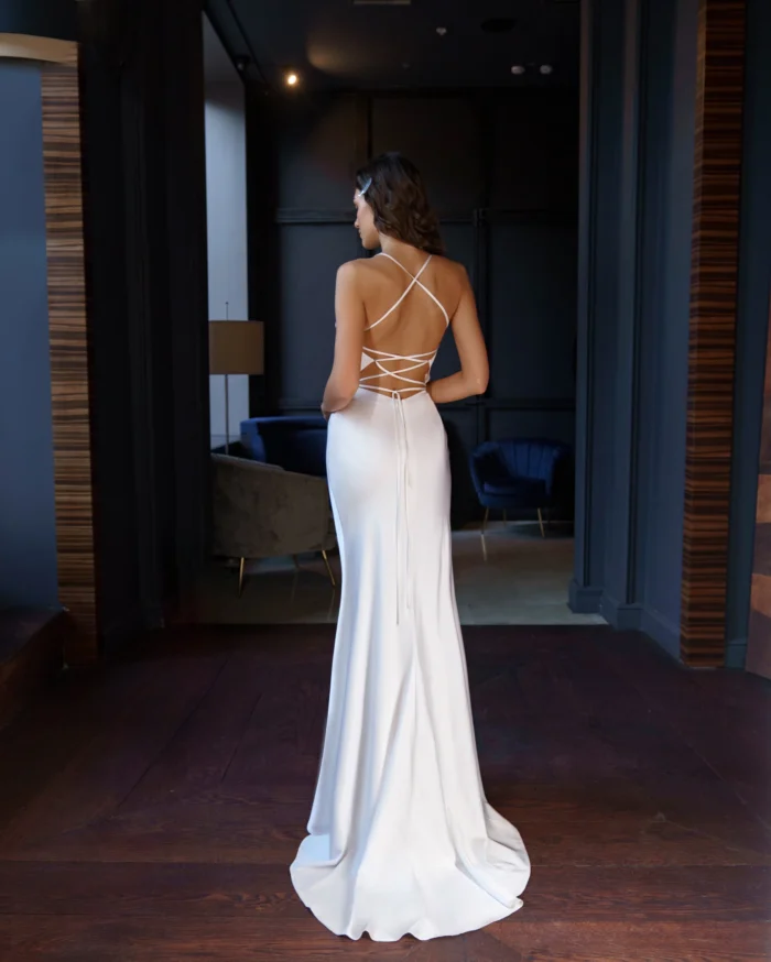 Азалия - Сониа Солей Азалия 1 Сониа Солей <p style="text-align: justify;">Свадебное платье облегающего силуэта на тонких бретелях и с открытой спиной на молнии - это элегантное и современное платье, созданное из высококачественного тонкого атласа. Оно представляет собой изящное сочетание простоты и изысканности. Платье на тонких бретелях призвано подчеркнуть женственность и грацию невесты, а облегающий силуэт добавляет пикантности и сексуальности. Особенностью этого платья является открытая спина, которая придаёт ему особую элегантность и очарование. Застежка на молнии обеспечивает легкость и комфорт при надевании и снятии платья. Основной материал - тонкий атлас - обладает нежной текстурой и блеском, благодаря чему платье приобретает особую роскошь. Атлас красиво драпируется, подчеркивая изящные линии фигуры. Это свадебное платье на тонких бретелях и с открытой спиной на молнии является прекрасным выбором для тех, кто хочет выглядеть изысканно, современно и очаровательно в самый важный день своей жизни.</p>
<iframe src="https://www.youtube.com/embed/BZlKo1m7G9Y" width="auto" height="600" frameborder="0" allowfullscreen="allowfullscreen"></iframe>