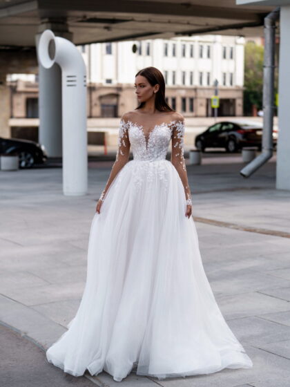 Барбара - Сонеста Барбара 1 Сонеста <p style="text-align: justify;">Восхитительное платье А-силуэта с длинными рукавами – это воплощение изысканности и элегантности. Каждая прострочка и каждая деталь, расшитая нежным кружевом и блестящими пайетками, создают магическую нить, переплетающуюся с вашей нежной кожей. Корсет этого платья, украшенный кружевной отделкой и пуговицами, придает вашей фигуре восхитительное очарование. Он создает идеальную поддержку и подчеркивает вашу женственность, обрамляя ваш талию и рисуя изысканные линии вашего тела. Основными материалами платья являются изящное кружево, которое добавляет нежности и романтичности, а также фатин, который придает платью пышность и легкость. Утонченные пайетки добавляют долю волшебства и заставляют вас сиять в свете вашего незабываемого дня.</p>
<iframe src="https://www.youtube.com/embed/H4bNvkLeJMk" width="auto" height="600" frameborder="0" allowfullscreen="allowfullscreen"></iframe>