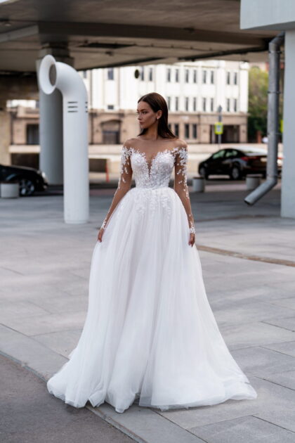 Барбара 1 Сонеста <p style="text-align: justify;">Восхитительное платье А-силуэта с длинными рукавами – это воплощение изысканности и элегантности. Каждая прострочка и каждая деталь, расшитая нежным кружевом и блестящими пайетками, создают магическую нить, переплетающуюся с вашей нежной кожей. Корсет этого платья, украшенный кружевной отделкой и пуговицами, придает вашей фигуре восхитительное очарование. Он создает идеальную поддержку и подчеркивает вашу женственность, обрамляя ваш талию и рисуя изысканные линии вашего тела. Основными материалами платья являются изящное кружево, которое добавляет нежности и романтичности, а также фатин, который придает платью пышность и легкость. Утонченные пайетки добавляют долю волшебства и заставляют вас сиять в свете вашего незабываемого дня.</p>
<iframe src="https://www.youtube.com/embed/H4bNvkLeJMk" width="auto" height="600" frameborder="0" allowfullscreen="allowfullscreen"></iframe>