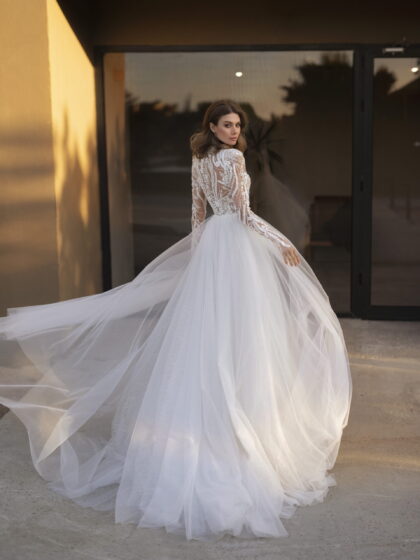 Кармелия - Наталья Романова Кармелия 1 Наталья Романова <p style="text-align: justify;">Свадебное платье символизирующее нежность и романтику. Это свадебное платье А-силуэта с длинными рукавами и воротником-стоечкой – истинное воплощение элегантности и изящества. Верх платья полностью выполнен из прекрасного кружева, которое придает ему изысканный и романтический шарм. Каждый узор и цветок кружева с любовью продуман, чтобы подчеркнуть вашу естественную красоту и роскошь. Особенностью этого наряда является спинка на внутреннем корсете со шнуровкой и пуговичками, которые добавляют дополнительно дозу женственности и роскоши. Нежный фатин используется в качестве основного материала, он создает эффект легкости и воздушности, словно вы парите в облаках на своем особенном дне. В этом платье вы будете выглядеть не только красиво, но и поистине принцессой в своей сказке о любви. Оно подарит вам уверенность и элегантность, притягивая все взгляды на вас. С этим платьем ваша свадебная церемония станет запоминающейся и волшебной.</p>
<iframe src="https://www.youtube.com/embed/NLVrAmbC848" width="auto" height="600" frameborder="0" allowfullscreen="allowfullscreen"></iframe>