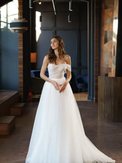 Дилара - Сониа Солей Дилара 1 Сониа Солей <p style="text-align: justify;">Свадебное платье А-силуэта с одной спущенной бретелью и спинкой на молнии - это элегантное и изысканное платье, созданное с учетом самых модных тенденций свадебной моды. Одна спущенная бретель добавляет изюминку и неповторимость образу невесты, придавая платью свежий и оригинальный вид. Платье украшено вышивкой из пайеток и бисера на верхней части, что придает ему блеск и роскошь. Основной материал, использованный при создании платья, - это фатин, который легкий и нежный, придает образу легкость и воздушность. Глиттер, добавленный в декор платья, дает ему нотку сияния и эффектности, делая его идеальным выбором для особых мероприятий. Также, пайетки добавляют платью неповторимый блеск, что делает его идеальным выбором для тех, кто хочет выделиться на своем особом дне. Общее впечатление от платья - это роскошь, элегантность и изысканность, которые помогут каждому ощутить себя настоящей принцессой в свой важный день.</p>
<iframe src="https://www.youtube.com/embed/qQ_oaOzkqoE" width="auto" height="600" frameborder="0" allowfullscreen="allowfullscreen"></iframe>