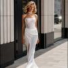 Эдит - Сонеста Эдит 3 Сонеста <p style="text-align: justify;">Очаровательное свадебное платье, которое отражает искреннюю и нежную романтику. Это облегающее платье создано для того, чтобы олицетворить вашу изящность и грацию. Разрез в юбке добавляет легкости и неповторимости, позволяя вам демонстрировать свою сногсшибательную походку. Спинка на внутреннем корсете со шнуровкой подарит вам ощущение идеальной посадки и поддержки – вы будете чувствовать себя уверенно и прекрасно. Корсет великолепно украшен пайетками, которые притягивают взгляды и придают платью блеск и роскошь. Основной материал, тонкий атлас, вызывает ощущение нежности и мягкости, слегка обнажая вашу кожу и придавая вам воздушность. Пайетки, отсвечивая на свету, будто создают звездное небо вокруг вас, добавляя в платье благородства и волшебства. Это платье – гармония между вашей женственностью и романтикой, оно способно восхитить всех, кто окажется рядом с вами в этот знаменательный день. Вы будете выглядеть в нем восхитительно и неповторимо, словно героиня из самой красивой сказки.</p>
<iframe src="https://youtube.com/embed/Yzs46bANTUo" width="auto" height="600" frameborder="0" allowfullscreen="allowfullscreen"></iframe>