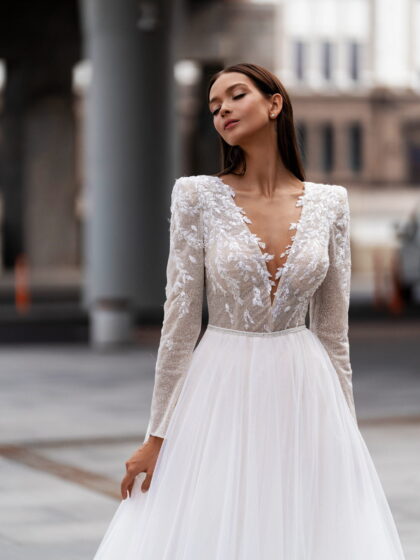 Фелиция - Сонеста Фелиция 1 Сонеста <p style="text-align: justify;">В этом современном романтическом свадебном платье воплощается сказочная история, наполненная мерцающими моментами и невероятной изящностью. Великолепный А-силуэт этого наряда воплощает истинную женственность и элегантность в каждой детали. Нежный фатин, которым выполнено платье, обрамляет невесту в белоснежном покрове, словно облако, уносящее ее к счастливой безграничной любви. Нежное глиттерное напыление на верхней части платья и рукавах словно отражает свет звездной ночи, создавая пленительный эффект сияющего обаяния. Словно погружаясь в волшебный сон, спинка этого платья украшена оригинальными пуговицами, добавляющими дополнительную нотку загадочности и романтичности.Корсет платья превращается в уникальное творение, расшитое кружевными лепестками, бисером и пайетками. Благодаря этой россыпи драгоценностей, платье обретает неповторимый характер и вызывает просто неподдельное восхищение. Основной материал, используемый в этом удивительном платье, - фатин, пайетки и глиттер. Это сочетание придает ему изысканность и изумительный блеск, делая его мечтой каждой невесты, которая стремится стать настоящей принцессой в самый особенный день своей жизни.</p>
<iframe src="https://www.youtube.com/embed/F1PKGGZ54mQ" width="auto" height="600" frameborder="0" allowfullscreen="allowfullscreen"></iframe>