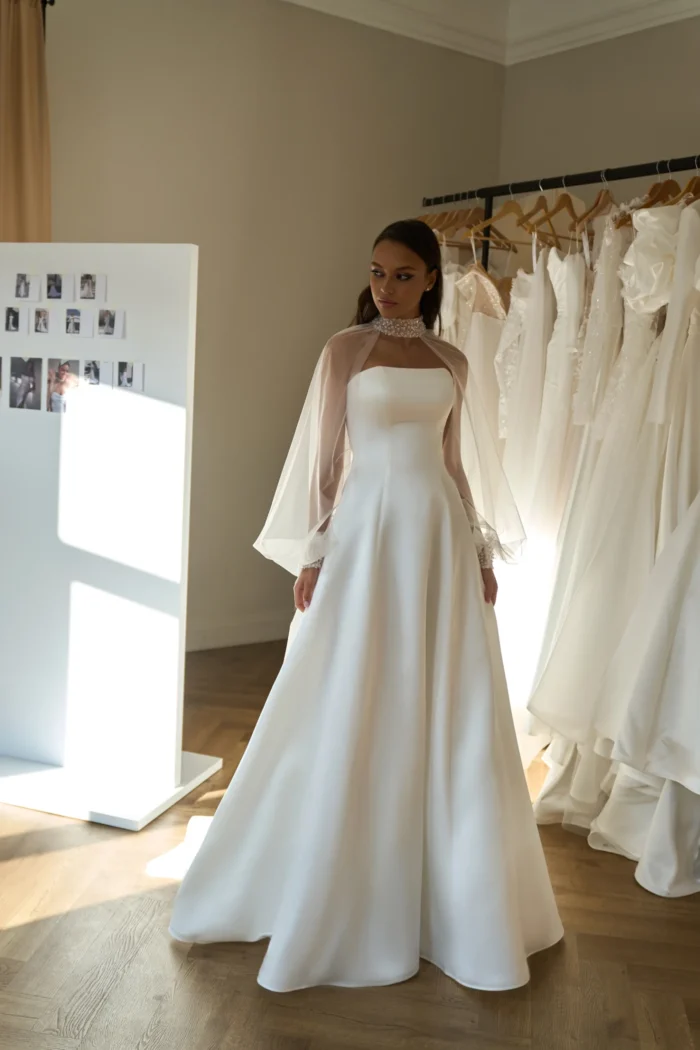 Фия 1 Сониа Солей Изысканное свадебное платье A-силуэта выполнено из тонкого атласа. Молния на спинке обеспечивает легкое надевание и идеальную посадку. A-силуэт подходит для любой фигуры, подчеркивая достоинства и скрывая недостатки. По желанию платье может быть дополнено съемным воздушным болеро. Идеальный выбор для ценителей стиля, комфорта и качества!
<iframe src="https://www.youtube.com/embed/wu_LCBW20CM" width="auto" height="600" frameborder="0" allowfullscreen="allowfullscreen"></iframe>