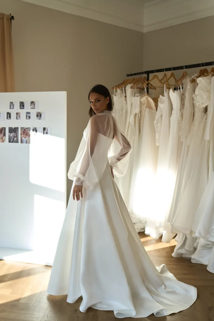 Фия 4 Сониа Солей Изысканное свадебное платье A-силуэта выполнено из тонкого атласа. Молния на спинке обеспечивает легкое надевание и идеальную посадку. A-силуэт подходит для любой фигуры, подчеркивая достоинства и скрывая недостатки. По желанию платье может быть дополнено съемным воздушным болеро. Идеальный выбор для ценителей стиля, комфорта и качества!
<iframe src="https://www.youtube.com/embed/wu_LCBW20CM" width="auto" height="600" frameborder="0" allowfullscreen="allowfullscreen"></iframe>