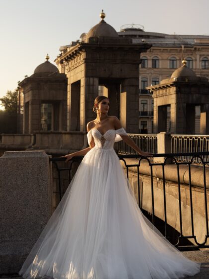 Гелла - Патрисия Кутюр Гелла 2 Патрисия Кутюр <p style="text-align: justify;">Изысканное свадебное платье, которое сочетает в себе элегантность и романтичность. Это великолепное платье А-силуэта создано для того, чтобы подчеркнуть вашу женственность и придать вам неповторимый образ в ваш особенный день. Спущенные бретели придают платью нежности и изысканности, а расшитый корсет добавляет нотки роскоши и великолепия. Основной материал этого шедевра - фатин, пропускающий свет и создающий эффект легкости и воздушности, словно загадочная пелена, окружающая вас на фоне волшебного дня. Бисерные жемчужины, расшитые на корсете, добавляют впечатления блеска и элегантности, словно звезды, которые сверкают на небосклоне. Это платье не только воплощает мастерское искусство и утонченные детали, оно также является символом любви и романтики. В нем каждая стежка становится главой истории вашей любви. Оно позволит вам ощутить себя настоящей принцессой, готовую вступить в мир волшебства и счастья. Пускай это свадебное платье станет инкарнацией вашей мечты и позволит вам ощутить себя самой красивой и безупречной. Оно будет не только вашим нарядом, но и памятным символом вашей вечной любви.</p>
<iframe src="https://www.youtube.com/embed/jkeR52cmjsM" width="auto" height="600" frameborder="0" allowfullscreen="allowfullscreen"></iframe>