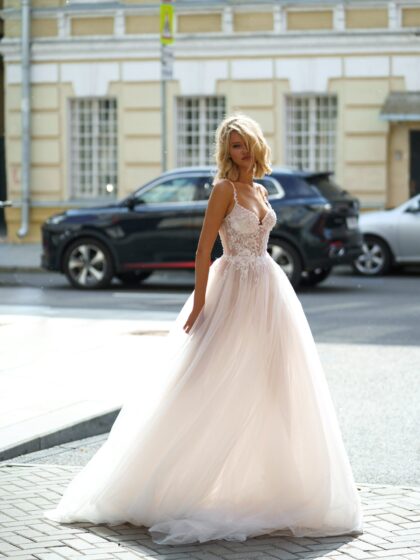 Джинет - Сонеста Джинет 1 Сонеста <p style="text-align: justify;">Изящное свадебное платье А-силуэта, с порывистыми тонкими бретелями и очаровательной спинкой на корсете со шнуровкой, вдохновлено самими романтическими мечтаниями. Оно создано для того, чтобы вы чувствовали себя принцессой, облаченной в потрясающую нежность и красоту. Основной материал этого прекрасного наряда – фатин, который придает платью легкость и особую атмосферу воздушности. Сияющее кружево, поистине изящное и утонченное, украшает платье, словно тонкие ветви цветущего сада, обрамляют вашу нежную кожу. При каждом движении создается впечатление, будто вы парите в облаках, окруженные легкими пышными объемными юбками. Это платье поражает своей неповторимой элегантностью и романтической магией, будоражащей сердца и мечты. Когда вы встанете перед зеркалом и увидите себя в этом платье, вы почувствуете, как ваше сердце замирает от восхищения. Оно станет вашим верным спутником, сопровождающим вас на пути к величайшей любви, которую только вы можете обрести.</p>
<iframe src="https://youtube.com/embed/1lr3jgSo2f8" width="auto" height="600" frameborder="0" allowfullscreen="allowfullscreen"></iframe>