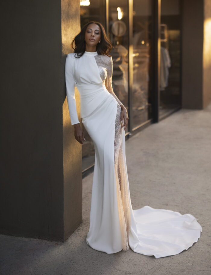 Жизель - Наталья Романова Жизель 2 Наталья Романова <p style="text-align: justify;">Волшебное свадебное платье, которое притягивает взгляды и создает идеальное сочетание элегантности и соблазнительности. Это облегающее платье с длинными рукавами, созданное для того, чтобы подчеркнуть вашу изящность. Спинка с молнией добавляет немного загадочности, а разрез в юбке придает нотку риска и игривости. Главным материалом этого потрясающего платья является тонкий атлас, который обволакивает вашу фигуру, словно шелковый покров. Он придаст вашему образу благородство и изысканность. Дополнительным украшением является глиттер, который создаст нежное сияние и эффект звездного неба, который будет сопровождать вас на вашем важном дне. Пояс-кушак добавляет величественности и завершает образ с изяществом и стилем. Это платье создано для того, чтобы вы чувствовали себя самой великолепной и ослепительной невестой, на которую все обратят внимание. В этом платье каждая деталь продумана с любовью и стремлением создать идеальный образ. Позвольте ему стать вашим воплощением романтики и красоты в этот незабываемый день.</p>
<iframe src="https://www.youtube.com/embed/bSfUWNfvBh0" width="auto" height="600" frameborder="0" allowfullscreen="allowfullscreen"></iframe>