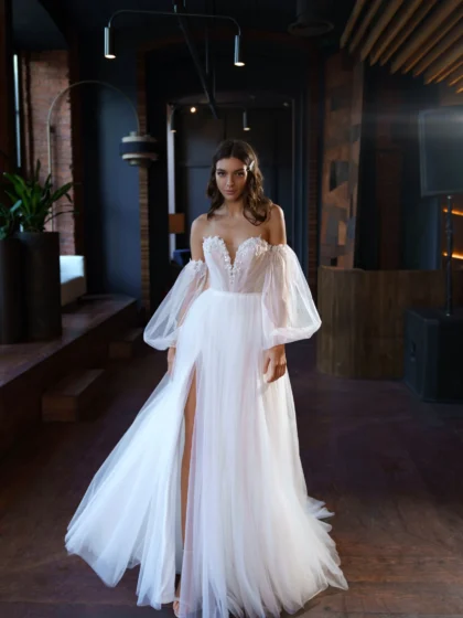 Кейси - Сониа Солей Кейси 1 Сониа Солей <p style="text-align: justify;">Свадебное платье Кейси - это изящное и романтичное платье, которое подчеркнет вашу женственность в самый важный день вашей жизни. Оно имеет элегантный А-силуэт, который плавно обтекает талию и бедра, подчеркивая вашу фигуру. Это платье имеет несколько особенностей, которые делают его неповторимым. Оно оснащено съемными объемными рукавами, что позволяет вам изменить образ в течение дня. Рукава украшены кружевными деталями, придающими им воздушный и роскошный вид. Юбка платья имеет разрез, который добавляет изюминку и позволяет вам свободно двигаться. Основной материал, используемый для этого платья, - это фатин, который придает платью легкость и пышность. Кружевные вставки на платье дополняют его элегантным и романтичным стилем. Свадебное платье Кейси - идеальный выбор для тех, кто хочет выглядеть изысканно и привлекательно в свой особый день. Оно подойдет для различных тематических свадеб и стилей, от классических до более современных.</p>
<iframe src="https://www.youtube.com/embed/hSK7u7-qrZQ" width="auto" height="600" frameborder="0" allowfullscreen="allowfullscreen"></iframe>