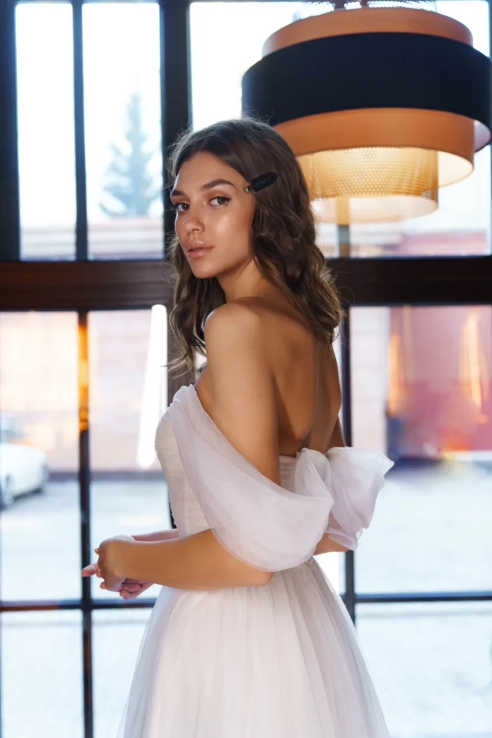 Коллин - Сониа Солей Коллин 1 Сониа Солей <p style="text-align: justify;">Свадебное платье Коллин воплощает в себе изящество и нежность. Оно выполнено в классическом А-силуэте, который отлично подчеркнет женственность и изящество невесты. Платье обладает необычным декольте со спущенными бретелями, придающими изящную элегантность образу. Спинка платья украшена оригинальной деталью - молнией, украшенной маленькими пуговичками, что добавляет нотку изящества и привлекательности. Основной материал платья - фатин. Этот тонкий и прозрачный материал придает платью нежность и легкость, создавая изюминку на свадебной церемонии. Каждое движение в свадебном платье Коллин будет выглядеть эффектно и неподражаемо. Это платье идеально подходит для романтичных и стильных невест, которые хотят выглядеть неповторимо в свой особенный день. Оно подчеркнет красоту и изящество фигуры, создавая нежный и загадочный образ. Свадебное платье Коллин - выбор настоящей принцессы.</p>
<iframe src="https://www.youtube.com/embed/Sn37XTDFwgg" width="auto" height="600" frameborder="0" allowfullscreen="allowfullscreen"></iframe>