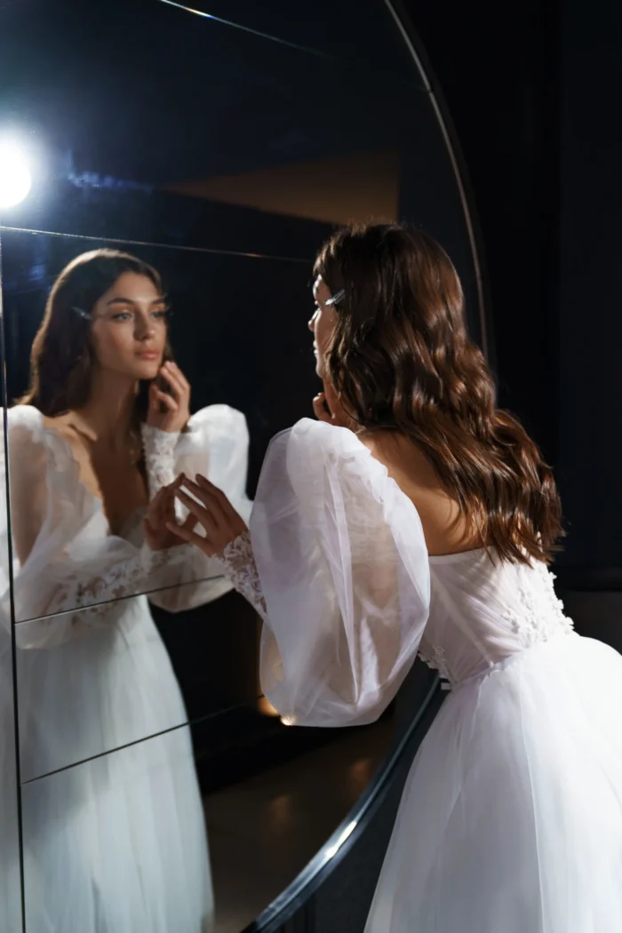 Ливия - Сониа Солей Ливия 4 Сониа Солей <p style="text-align: justify;">Свадебное платье Ливия - это изящное и романтичное платье в стиле А-силуэта, созданное для создания неповторимого образа невесты. Оно имеет объемные рукава и спинку на внутреннем корсете со шнуровкой и пуговичками, что придает ему особую изысканность. Основной материал этого платья - фатин, который придает ему легкость и воздушность. Кружево, используемое в дизайне платья, добавляет ему элегантности и изысканности, подчеркивая женственные черты невесты. Органза в платье придает ему объем и дополнительную игривость. Свадебное платье Ливия прекрасно подойдет для невесты, которая хочет выглядеть изысканно и неповторимо в свой особенный день. Его дизайн и материалы создадут воздушный и элегантный образ, который будет запоминаться на долгое время.</p>
<iframe src="https://www.youtube.com/embed/2vvifKydu4I" width="auto" height="600" frameborder="0" allowfullscreen="allowfullscreen"></iframe>