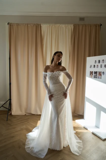 Луния 1 Сониа Солей Свадебное платье облегающего силуэта с длинными рукавами и съемной юбкой - это элегантный и универсальный вариант для невесты. Кружево и фатин придают платью изысканность и легкость, а цвет молочный подчеркивает свежесть и чистоту образа. Съемная юбка позволяет менять наряд в течение дня, создавая разные стили от классического до современного.
<iframe src="https://www.youtube.com/embed/HjwQuhu_znE" width="auto" height="600" frameborder="0" allowfullscreen="allowfullscreen"></iframe>