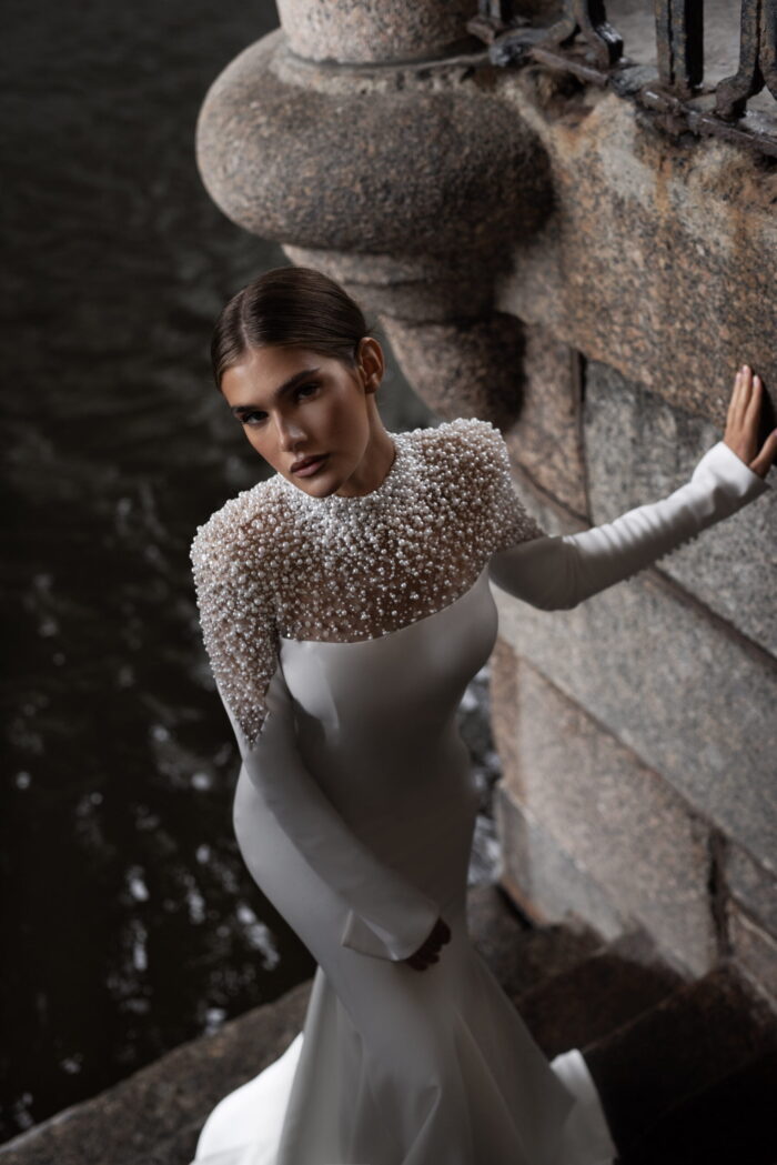 Мэрион 1 Патрисия Кутюр <p style="text-align: justify;">Представьте себя настоящей принцессой в этом изысканном свадебном платье облегающего силуэта. С длинными рукавами, оно придаст вам воздушность и элегантность, подчеркнув вашу женственность в самый прекрасный день вашей жизни. Легкий блеск перезревшего жемчуга окутывает верхнюю часть платья и рукава, добавляя нежности и изыска. Жемчужины, словно маленькие звезды, сверкают на ткани, привлекая взгляды и создавая волшебство исключительной красоты. Вы сияете, словно настоящая восходящая звезда в этом неповторимом наряде. Основным материалом для создания этого шедевра является креп, который отличается изысканностью и благородством. Он ложится на тело как вторая кожа, подчеркивая ваши изящные формы и придавая платью изысканную структуру. Красивая спинка на молнии делает платье не только прекрасным, но и удобным в ношении. В этом свадебном платье, созданном с любовью и тщательностью, вы будете излучать нежность, романтику и привлекать восхищенные взгляды всех присутствующих. Оно является воплощением вашей уникальности и силы вашей любви.</p>
<iframe src="https://www.youtube.com/embed/kp5rqR0WDmU" width="auto" height="600" frameborder="0" allowfullscreen="allowfullscreen"></iframe>