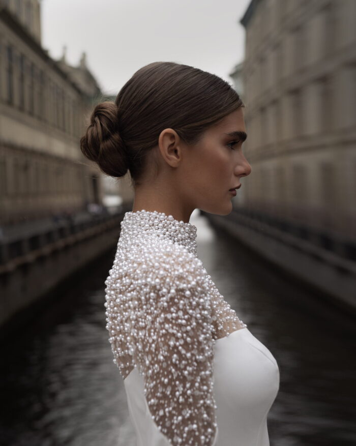 Мэрион 5 Патрисия Кутюр <p style="text-align: justify;">Представьте себя настоящей принцессой в этом изысканном свадебном платье облегающего силуэта. С длинными рукавами, оно придаст вам воздушность и элегантность, подчеркнув вашу женственность в самый прекрасный день вашей жизни. Легкий блеск перезревшего жемчуга окутывает верхнюю часть платья и рукава, добавляя нежности и изыска. Жемчужины, словно маленькие звезды, сверкают на ткани, привлекая взгляды и создавая волшебство исключительной красоты. Вы сияете, словно настоящая восходящая звезда в этом неповторимом наряде. Основным материалом для создания этого шедевра является креп, который отличается изысканностью и благородством. Он ложится на тело как вторая кожа, подчеркивая ваши изящные формы и придавая платью изысканную структуру. Красивая спинка на молнии делает платье не только прекрасным, но и удобным в ношении. В этом свадебном платье, созданном с любовью и тщательностью, вы будете излучать нежность, романтику и привлекать восхищенные взгляды всех присутствующих. Оно является воплощением вашей уникальности и силы вашей любви.</p>
<iframe src="https://www.youtube.com/embed/kp5rqR0WDmU" width="auto" height="600" frameborder="0" allowfullscreen="allowfullscreen"></iframe>