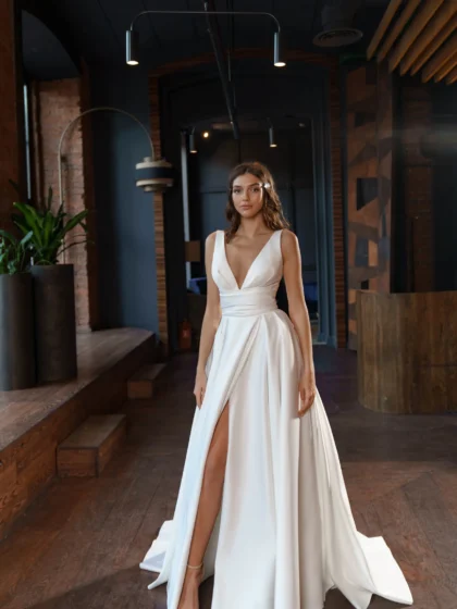 Мэй 1 Сониа Солей <p style="text-align: justify;">Свадебное платье Мэй обладает изящным и роскошным дизайном, который подчеркнет вашу женственность и грацию. Это платье выполнено в классическом А-силуэте, который идеально подходит для любой фигуры, создавая элегантные линии и выгодно подчеркивая талию. Главной особенностью этого платья является его привлекательный V-образный вырез, который подчеркнет вашу шею и декольте. Вырез придаст вашему образу изысканности и нежности. Разрез в юбке добавляет платью изюминку и стиль, позволяя вам свободно двигаться и подчеркивая вашу грацию. Спинка платья закрывается на молнию, что делает его носить и снимать очень удобным. Прекрасный материал, использованный в создании платья - атлас, который придает ему блеск и шелковистость. Атлас мягко облегает фигуру, создавая сказочно роскошный и элегантный образ. Свадебное платье Мэй представляет собой идеальный выбор для невесты, которая стремится выглядеть стильно, изящно и неповторимо в свой самый особенный день. Будьте настоящей принцессой в этом великолепном платье, которое навсегда останется в памяти вас и ваших гостей.</p>
<iframe src="https://www.youtube.com/embed/5efTt1TNrQo" width="auto" height="600" frameborder="0" allowfullscreen="allowfullscreen"></iframe>