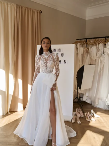 Мила 1 Сониа Солей Это свадебное платье А-силуэта с длинными рукавами идеально подходит для невест, которые хотят выглядеть элегантно и изысканно. Платье выполнено из нежной органзы и кружева, которые создают романтический образ. На линии талии расположен декоративный бант, который подчеркивает изящество фигуры. Основной материал платья - органза, кружево. Молочный цвет гармонирует с любым типом кожи.
<iframe src="https://www.youtube.com/embed/I2AZq85picI" width="auto" height="600" frameborder="0" allowfullscreen="allowfullscreen"></iframe>