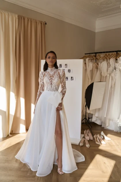 Мила - Сониа Солей Мила 1 Сониа Солей Это свадебное платье А-силуэта с длинными рукавами идеально подходит для невест, которые хотят выглядеть элегантно и изысканно. Платье выполнено из нежной органзы и кружева, которые создают романтический образ. На линии талии расположен декоративный бант, который подчеркивает изящество фигуры. Основной материал платья - органза, кружево. Молочный цвет гармонирует с любым типом кожи.
<iframe src="https://www.youtube.com/embed/I2AZq85picI" width="auto" height="600" frameborder="0" allowfullscreen="allowfullscreen"></iframe>