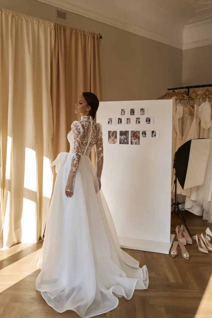 Мила - Сониа Солей Мила 3 Сониа Солей Это свадебное платье А-силуэта с длинными рукавами идеально подходит для невест, которые хотят выглядеть элегантно и изысканно. Платье выполнено из нежной органзы и кружева, которые создают романтический образ. На линии талии расположен декоративный бант, который подчеркивает изящество фигуры. Основной материал платья - органза, кружево. Молочный цвет гармонирует с любым типом кожи.
<iframe src="https://www.youtube.com/embed/I2AZq85picI" width="auto" height="600" frameborder="0" allowfullscreen="allowfullscreen"></iframe>