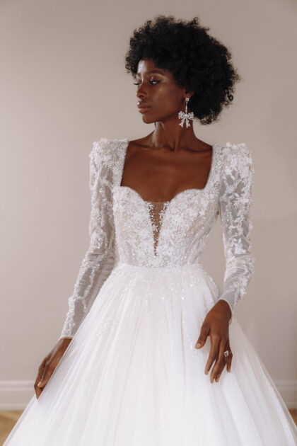 Майли - Патрисия Кутюр Майли 6 Патрисия Кутюр <p style="text-align: justify;">Свадебное платье бального силуэта наполненное нежностью и романтикой. Это платье просто идеально подходит для самых важных моментов вашего жизненного пути. Благодаря своему бальному силуэту и длинным рукавам оно придает вам изящества и королевского величия. Великолепное кружево и блестящие пайетки придают платью непревзойденный шарм и элегантность. По всему платью расшито бриллиантовыми деталями, которые восхищают и ловят взгляды всех присутствующих. Ах, эта открытая спина! Она буквально притягивает внимание и оставляет незабываемое впечатление. Женственность и красота в каждой линии этой великолепной части платья. Если говорить о конструкции, то спинка имеет внутреннюю шнуровку и молнию, чтобы обеспечить идеальную посадку и комфорт в течение всей церемонии. В основе этого волшебного платья лежат кружево, фатин и блестящие пайетки. Они с теплотой обнимут вашу фигуру и добавят нежности каждому вашему движению. Это платье словно создано для вас, чтобы вы чувствовали себя самой красивой и сияющей невестой, погруженной в мир романтических мечтаний и волшебства.</p>
<iframe src="https://www.youtube.com/embed/RckHugEEKOY" width="auto" height="600" frameborder="0" allowfullscreen="allowfullscreen"></iframe>