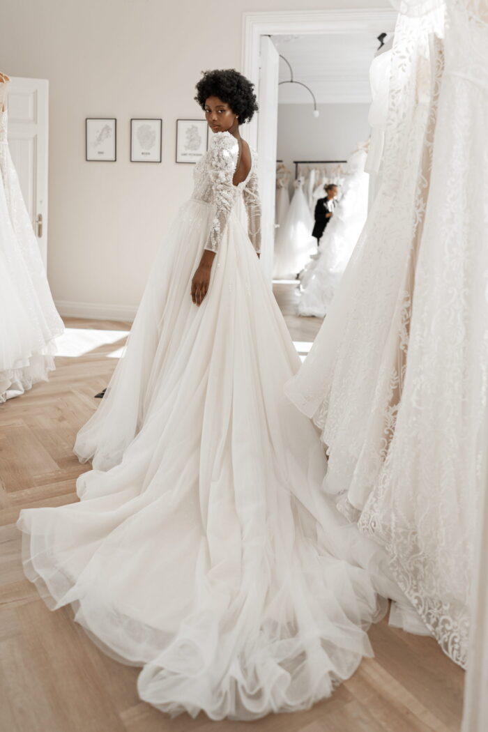 Майли - Патрисия Кутюр Майли 5 Патрисия Кутюр <p style="text-align: justify;">Свадебное платье бального силуэта наполненное нежностью и романтикой. Это платье просто идеально подходит для самых важных моментов вашего жизненного пути. Благодаря своему бальному силуэту и длинным рукавам оно придает вам изящества и королевского величия. Великолепное кружево и блестящие пайетки придают платью непревзойденный шарм и элегантность. По всему платью расшито бриллиантовыми деталями, которые восхищают и ловят взгляды всех присутствующих. Ах, эта открытая спина! Она буквально притягивает внимание и оставляет незабываемое впечатление. Женственность и красота в каждой линии этой великолепной части платья. Если говорить о конструкции, то спинка имеет внутреннюю шнуровку и молнию, чтобы обеспечить идеальную посадку и комфорт в течение всей церемонии. В основе этого волшебного платья лежат кружево, фатин и блестящие пайетки. Они с теплотой обнимут вашу фигуру и добавят нежности каждому вашему движению. Это платье словно создано для вас, чтобы вы чувствовали себя самой красивой и сияющей невестой, погруженной в мир романтических мечтаний и волшебства.</p>
<iframe src="https://www.youtube.com/embed/RckHugEEKOY" width="auto" height="600" frameborder="0" allowfullscreen="allowfullscreen"></iframe>