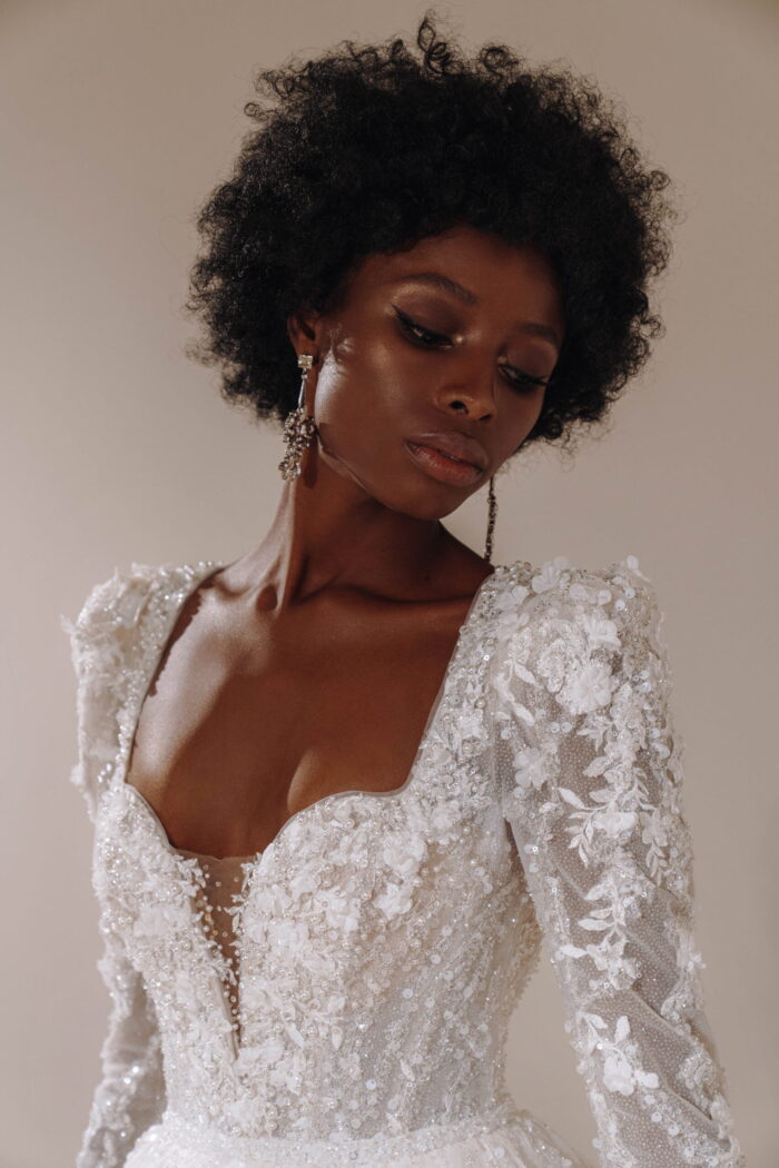 Майли - Патрисия Кутюр Майли 2 Патрисия Кутюр <p style="text-align: justify;">Свадебное платье бального силуэта наполненное нежностью и романтикой. Это платье просто идеально подходит для самых важных моментов вашего жизненного пути. Благодаря своему бальному силуэту и длинным рукавам оно придает вам изящества и королевского величия. Великолепное кружево и блестящие пайетки придают платью непревзойденный шарм и элегантность. По всему платью расшито бриллиантовыми деталями, которые восхищают и ловят взгляды всех присутствующих. Ах, эта открытая спина! Она буквально притягивает внимание и оставляет незабываемое впечатление. Женственность и красота в каждой линии этой великолепной части платья. Если говорить о конструкции, то спинка имеет внутреннюю шнуровку и молнию, чтобы обеспечить идеальную посадку и комфорт в течение всей церемонии. В основе этого волшебного платья лежат кружево, фатин и блестящие пайетки. Они с теплотой обнимут вашу фигуру и добавят нежности каждому вашему движению. Это платье словно создано для вас, чтобы вы чувствовали себя самой красивой и сияющей невестой, погруженной в мир романтических мечтаний и волшебства.</p>
<iframe src="https://www.youtube.com/embed/RckHugEEKOY" width="auto" height="600" frameborder="0" allowfullscreen="allowfullscreen"></iframe>