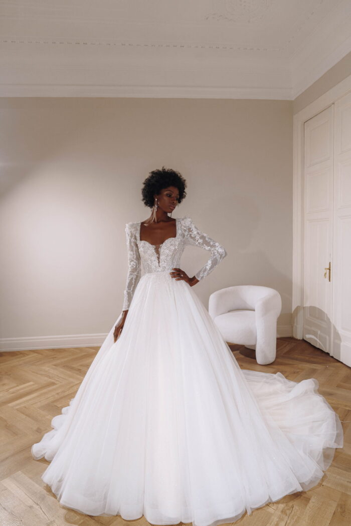 Майли - Патрисия Кутюр Майли 1 Патрисия Кутюр <p style="text-align: justify;">Свадебное платье бального силуэта наполненное нежностью и романтикой. Это платье просто идеально подходит для самых важных моментов вашего жизненного пути. Благодаря своему бальному силуэту и длинным рукавам оно придает вам изящества и королевского величия. Великолепное кружево и блестящие пайетки придают платью непревзойденный шарм и элегантность. По всему платью расшито бриллиантовыми деталями, которые восхищают и ловят взгляды всех присутствующих. Ах, эта открытая спина! Она буквально притягивает внимание и оставляет незабываемое впечатление. Женственность и красота в каждой линии этой великолепной части платья. Если говорить о конструкции, то спинка имеет внутреннюю шнуровку и молнию, чтобы обеспечить идеальную посадку и комфорт в течение всей церемонии. В основе этого волшебного платья лежат кружево, фатин и блестящие пайетки. Они с теплотой обнимут вашу фигуру и добавят нежности каждому вашему движению. Это платье словно создано для вас, чтобы вы чувствовали себя самой красивой и сияющей невестой, погруженной в мир романтических мечтаний и волшебства.</p>
<iframe src="https://www.youtube.com/embed/RckHugEEKOY" width="auto" height="600" frameborder="0" allowfullscreen="allowfullscreen"></iframe>