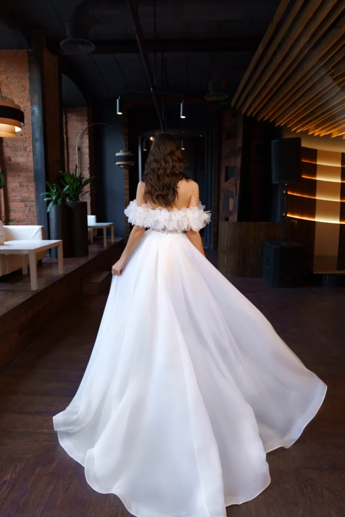 Пирл - Сониа Солей Пирл 5 Сониа Солей <p style="text-align: justify;">Свадебное платье Пирл - это изысканное платье, которое привлечет взгляды всех гостей на свадьбе. Оно воплощает изысканность и стиль, добавляя нотку роскоши к вашему образу. Платье выполнено в классическом А-силуэте, что подчеркнет вашу женственность и придает грацию вашей фигуре. Открытые плечи позволяют подчеркнуть красоту шеи и придать романтичности образу. Безупречно выполненные декоративные объемные цветы на лифе платья придают ему особый шарм и создают невероятно элегантным видом. Основной материал, использованный в создании этого платья, - органза. Органза - это тонкая и прозрачная ткань, которая придает платью легкость и нежность. Она создает игривый и воздушный эффект, что делает это свадебное платье настоящим произведением искусства. Свадебное платье Пирл А-силуэта с открытыми плечами и декоративными объемными цветами на лифе является уникальным и неповторимым выбором для невесты, которая стремится выглядеть роскошно и элегантно в свой самый важный день.</p>
<iframe src="https://www.youtube.com/embed/10N-9Y2Rxb8" width="auto" height="600" frameborder="0" allowfullscreen="allowfullscreen"></iframe>