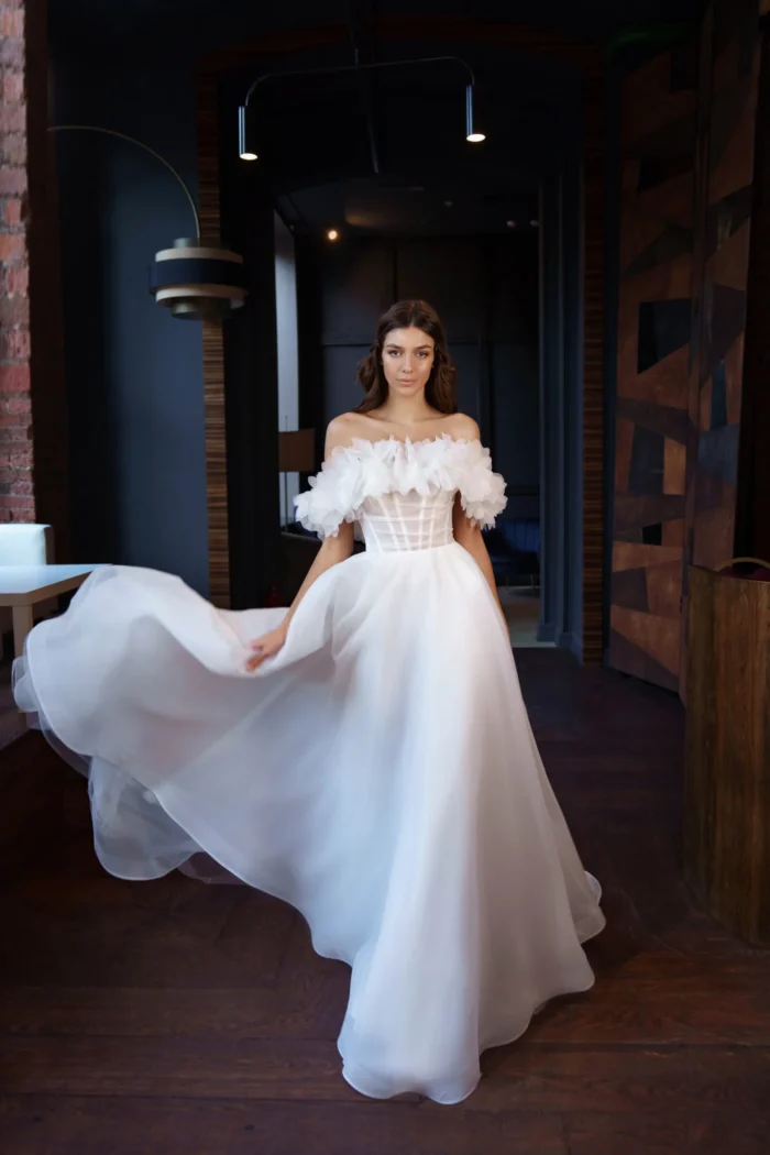 Пирл - Сониа Солей Пирл 3 Сониа Солей <p style="text-align: justify;">Свадебное платье Пирл - это изысканное платье, которое привлечет взгляды всех гостей на свадьбе. Оно воплощает изысканность и стиль, добавляя нотку роскоши к вашему образу. Платье выполнено в классическом А-силуэте, что подчеркнет вашу женственность и придает грацию вашей фигуре. Открытые плечи позволяют подчеркнуть красоту шеи и придать романтичности образу. Безупречно выполненные декоративные объемные цветы на лифе платья придают ему особый шарм и создают невероятно элегантным видом. Основной материал, использованный в создании этого платья, - органза. Органза - это тонкая и прозрачная ткань, которая придает платью легкость и нежность. Она создает игривый и воздушный эффект, что делает это свадебное платье настоящим произведением искусства. Свадебное платье Пирл А-силуэта с открытыми плечами и декоративными объемными цветами на лифе является уникальным и неповторимым выбором для невесты, которая стремится выглядеть роскошно и элегантно в свой самый важный день.</p>
<iframe src="https://www.youtube.com/embed/10N-9Y2Rxb8" width="auto" height="600" frameborder="0" allowfullscreen="allowfullscreen"></iframe>