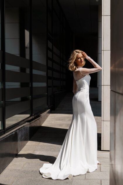 Ребекка 1 Сонеста <p style="text-align: justify;">Свадебное платье, которое вдохнет ваши самые романтические мечты в жизнь. Это облегающее платье создано, чтобы подчеркнуть ваши изящные очертания. Разрез в юбке придает нотку загадочности и нежности вашему внешнему виду, добавляя легкость в каждом шаге ваших ножек. Кружевное боди с длинными рукавами придают благородный и элегантный вид. Кружево украшает вашу фигуру, подчеркивая все ее прелести и создавая неповторимую атмосферу страсти и романтики. Основным материалом этого волшебного наряда является тонкий атлас, который обернет ваше тело своей мягкой и гладкой текстурой, словно розовое облако. Комбинация атласа и кружева создает неповторимый вид, словно мозаика известных любовных романов. Это платье создано, чтобы подарить вам самые незабываемые моменты на свадебном торжестве, и стать настоящим символом вашей вечной любви и романтики.</p>
<iframe src="https://youtube.com/embed/p1lOy7q8LBY" width="auto" height="600" frameborder="0" allowfullscreen="allowfullscreen"></iframe>