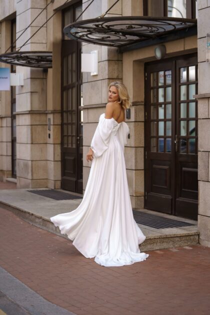 Росита 1 Сонеста <p style="text-align: justify;">Свадебное платье, которое заманит вас в мир романтики и мечты. Это изысканное платье А-силуэта с нежными и объемными длинными рукавами, придающими образу воздушности и легкости. Восхитительный разрез в юбке добавляет игривости и позволяет вам осуществить каждое ваше движение с элегантностью и изяществом. Корсет этого платья является настоящим произведением искусства. Он украшен драгоценными бисерными вышивками, мерцающими пайетками и благородными жемчужинами, создавая ощущение нежности и роскоши. Каждая деталь корсета привлекает взгляд, словно нити счастья переплетаются здесь, чтобы украсить ваш особенный день. Основным материалом этого изумительного наряда является креп, который добавляет платью утонченности и элегантности. Он подчеркивает грацию Вашей фигуры и придает образу изысканности. Это платье рождено с любовью, создано чтобы подарить вам незабываемую атмосферу романтики и красоты в самый важный день вашей жизни.</p>
<iframe src="https://youtube.com/embed/xKdP-CsVEKQ" width="auto" height="600" frameborder="0" allowfullscreen="allowfullscreen"></iframe>