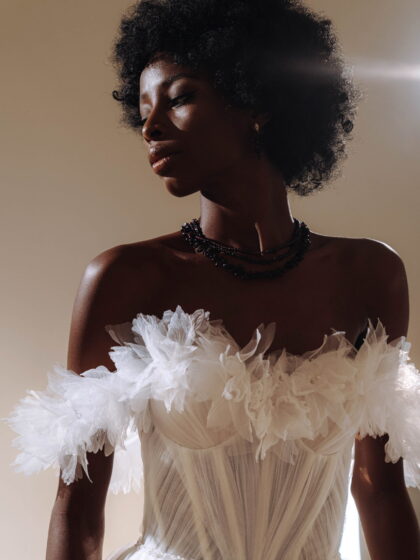 Софи - Патрисия Кутюр Софи 1 Патрисия Кутюр <p style="text-align: justify;">Это свадебное платье бального силуэта в романтическом стиле – идеальный выбор для тех, кто мечтает быть принцессой на своей свадьбе. Спущенные бретели придают платью нежности, а спинка, украшенная внутренним корсетом со шнуровкой, выглядит элегантно и роскошно. Но что делает это платье по-настоящему восхитительным, так это его уникальное декорирование. На фоне плиссированной органзы, которая создает эффект деликатной текстуры и легкости, располагаются трехмерные цветы. Эти цветы из плиссированной органзы создают впечатление лепестков, легко касающихся кожи. Они добавляют платью изящности и романтичности. Основной материал - плиссированная органза, выбранный не только благодаря своей легкости и нежности, но и из-за своей способности создавать волшебные оттенки и отражения света. Фатин же используется для добавления объема и создания игривых, плавных слоев. Это свадебное платье в каждом шовчике наполнено нежностью и прекрасными деталями, чтобы подчеркнуть вашу красоту и сказочность в этот важный день вашей жизни.</p>
<iframe src="https://www.youtube.com/embed/cZUla0scSzg" width="auto" height="600" frameborder="0" allowfullscreen="allowfullscreen"></iframe>