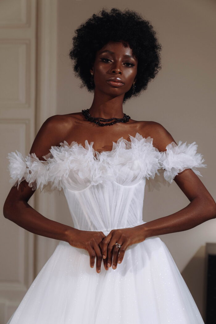 Софи - Патрисия Кутюр Софи 5 Патрисия Кутюр <p style="text-align: justify;">Это свадебное платье бального силуэта в романтическом стиле – идеальный выбор для тех, кто мечтает быть принцессой на своей свадьбе. Спущенные бретели придают платью нежности, а спинка, украшенная внутренним корсетом со шнуровкой, выглядит элегантно и роскошно. Но что делает это платье по-настоящему восхитительным, так это его уникальное декорирование. На фоне плиссированной органзы, которая создает эффект деликатной текстуры и легкости, располагаются трехмерные цветы. Эти цветы из плиссированной органзы создают впечатление лепестков, легко касающихся кожи. Они добавляют платью изящности и романтичности. Основной материал - плиссированная органза, выбранный не только благодаря своей легкости и нежности, но и из-за своей способности создавать волшебные оттенки и отражения света. Фатин же используется для добавления объема и создания игривых, плавных слоев. Это свадебное платье в каждом шовчике наполнено нежностью и прекрасными деталями, чтобы подчеркнуть вашу красоту и сказочность в этот важный день вашей жизни.</p>
<iframe src="https://www.youtube.com/embed/cZUla0scSzg" width="auto" height="600" frameborder="0" allowfullscreen="allowfullscreen"></iframe>