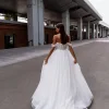 Сибилл - Сонеста Сибилл 1 Сонеста <p style="text-align: justify;">Романтическое свадебное платье, которое сияет светом любви и мечты. Это прекрасное свадебное платье А-силуэта, созданное с использованием самых изысканных материалов, чтобы вы сияли на своем особенном дне. Изящный фатин, подобно нежному облачку нежности, обрамляет вашу фигуру, придавая ей легкость и воздушность. А блестящая подкладка, легко просвечивая сквозь фатин, словно придаёт вашему образу загадочный и сказочный блеск. Корсет платья – настоящее произведение искусства. Он расшит бисером с нежными цветочными узорами, которые исторгаются в свете сияющих кристаллов и создают игру света и тени на вашем плече и линии декольте. Эти ослепительные детали подчеркивают вашу женственность и придают вашему облику особый шарм. Созданное с любовью и заботой, это платье излучает романтику и мечту. Оно захватывает душу своей изысканностью и притягивает взгляды всех присутствующих. В нем каждая ваша прогулка к алтарю будет напоминать танец на облаках, а каждый миг будет запечатлен в памяти, как самая романтическая глава вашей истории любви.</p>
<iframe src="https://www.youtube.com/embed/UIyJ7qy7jto" width="auto" height="600" frameborder="0" allowfullscreen="allowfullscreen"></iframe>