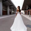 Сибилл - Сонеста Сибилл 4 Сонеста <p style="text-align: justify;">Романтическое свадебное платье, которое сияет светом любви и мечты. Это прекрасное свадебное платье А-силуэта, созданное с использованием самых изысканных материалов, чтобы вы сияли на своем особенном дне. Изящный фатин, подобно нежному облачку нежности, обрамляет вашу фигуру, придавая ей легкость и воздушность. А блестящая подкладка, легко просвечивая сквозь фатин, словно придаёт вашему образу загадочный и сказочный блеск. Корсет платья – настоящее произведение искусства. Он расшит бисером с нежными цветочными узорами, которые исторгаются в свете сияющих кристаллов и создают игру света и тени на вашем плече и линии декольте. Эти ослепительные детали подчеркивают вашу женственность и придают вашему облику особый шарм. Созданное с любовью и заботой, это платье излучает романтику и мечту. Оно захватывает душу своей изысканностью и притягивает взгляды всех присутствующих. В нем каждая ваша прогулка к алтарю будет напоминать танец на облаках, а каждый миг будет запечатлен в памяти, как самая романтическая глава вашей истории любви.</p>
<iframe src="https://www.youtube.com/embed/UIyJ7qy7jto" width="auto" height="600" frameborder="0" allowfullscreen="allowfullscreen"></iframe>