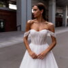 Сибилл 3 Сонеста <p style="text-align: justify;">Романтическое свадебное платье, которое сияет светом любви и мечты. Это прекрасное свадебное платье А-силуэта, созданное с использованием самых изысканных материалов, чтобы вы сияли на своем особенном дне. Изящный фатин, подобно нежному облачку нежности, обрамляет вашу фигуру, придавая ей легкость и воздушность. А блестящая подкладка, легко просвечивая сквозь фатин, словно придаёт вашему образу загадочный и сказочный блеск. Корсет платья – настоящее произведение искусства. Он расшит бисером с нежными цветочными узорами, которые исторгаются в свете сияющих кристаллов и создают игру света и тени на вашем плече и линии декольте. Эти ослепительные детали подчеркивают вашу женственность и придают вашему облику особый шарм. Созданное с любовью и заботой, это платье излучает романтику и мечту. Оно захватывает душу своей изысканностью и притягивает взгляды всех присутствующих. В нем каждая ваша прогулка к алтарю будет напоминать танец на облаках, а каждый миг будет запечатлен в памяти, как самая романтическая глава вашей истории любви.</p>
<iframe src="https://www.youtube.com/embed/UIyJ7qy7jto" width="auto" height="600" frameborder="0" allowfullscreen="allowfullscreen"></iframe>