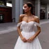 Сибилл - Сонеста Сибилл 3 Сонеста <p style="text-align: justify;">Романтическое свадебное платье, которое сияет светом любви и мечты. Это прекрасное свадебное платье А-силуэта, созданное с использованием самых изысканных материалов, чтобы вы сияли на своем особенном дне. Изящный фатин, подобно нежному облачку нежности, обрамляет вашу фигуру, придавая ей легкость и воздушность. А блестящая подкладка, легко просвечивая сквозь фатин, словно придаёт вашему образу загадочный и сказочный блеск. Корсет платья – настоящее произведение искусства. Он расшит бисером с нежными цветочными узорами, которые исторгаются в свете сияющих кристаллов и создают игру света и тени на вашем плече и линии декольте. Эти ослепительные детали подчеркивают вашу женственность и придают вашему облику особый шарм. Созданное с любовью и заботой, это платье излучает романтику и мечту. Оно захватывает душу своей изысканностью и притягивает взгляды всех присутствующих. В нем каждая ваша прогулка к алтарю будет напоминать танец на облаках, а каждый миг будет запечатлен в памяти, как самая романтическая глава вашей истории любви.</p>
<iframe src="https://www.youtube.com/embed/UIyJ7qy7jto" width="auto" height="600" frameborder="0" allowfullscreen="allowfullscreen"></iframe>