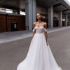 Сибилл 2 Сонеста <p style="text-align: justify;">Романтическое свадебное платье, которое сияет светом любви и мечты. Это прекрасное свадебное платье А-силуэта, созданное с использованием самых изысканных материалов, чтобы вы сияли на своем особенном дне. Изящный фатин, подобно нежному облачку нежности, обрамляет вашу фигуру, придавая ей легкость и воздушность. А блестящая подкладка, легко просвечивая сквозь фатин, словно придаёт вашему образу загадочный и сказочный блеск. Корсет платья – настоящее произведение искусства. Он расшит бисером с нежными цветочными узорами, которые исторгаются в свете сияющих кристаллов и создают игру света и тени на вашем плече и линии декольте. Эти ослепительные детали подчеркивают вашу женственность и придают вашему облику особый шарм. Созданное с любовью и заботой, это платье излучает романтику и мечту. Оно захватывает душу своей изысканностью и притягивает взгляды всех присутствующих. В нем каждая ваша прогулка к алтарю будет напоминать танец на облаках, а каждый миг будет запечатлен в памяти, как самая романтическая глава вашей истории любви.</p>
<iframe src="https://www.youtube.com/embed/UIyJ7qy7jto" width="auto" height="600" frameborder="0" allowfullscreen="allowfullscreen"></iframe>