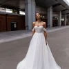 Сибилл - Сонеста Сибилл 2 Сонеста <p style="text-align: justify;">Романтическое свадебное платье, которое сияет светом любви и мечты. Это прекрасное свадебное платье А-силуэта, созданное с использованием самых изысканных материалов, чтобы вы сияли на своем особенном дне. Изящный фатин, подобно нежному облачку нежности, обрамляет вашу фигуру, придавая ей легкость и воздушность. А блестящая подкладка, легко просвечивая сквозь фатин, словно придаёт вашему образу загадочный и сказочный блеск. Корсет платья – настоящее произведение искусства. Он расшит бисером с нежными цветочными узорами, которые исторгаются в свете сияющих кристаллов и создают игру света и тени на вашем плече и линии декольте. Эти ослепительные детали подчеркивают вашу женственность и придают вашему облику особый шарм. Созданное с любовью и заботой, это платье излучает романтику и мечту. Оно захватывает душу своей изысканностью и притягивает взгляды всех присутствующих. В нем каждая ваша прогулка к алтарю будет напоминать танец на облаках, а каждый миг будет запечатлен в памяти, как самая романтическая глава вашей истории любви.</p>
<iframe src="https://www.youtube.com/embed/UIyJ7qy7jto" width="auto" height="600" frameborder="0" allowfullscreen="allowfullscreen"></iframe>