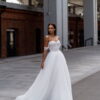 Сибилл 1 Сонеста <p style="text-align: justify;">Романтическое свадебное платье, которое сияет светом любви и мечты. Это прекрасное свадебное платье А-силуэта, созданное с использованием самых изысканных материалов, чтобы вы сияли на своем особенном дне. Изящный фатин, подобно нежному облачку нежности, обрамляет вашу фигуру, придавая ей легкость и воздушность. А блестящая подкладка, легко просвечивая сквозь фатин, словно придаёт вашему образу загадочный и сказочный блеск. Корсет платья – настоящее произведение искусства. Он расшит бисером с нежными цветочными узорами, которые исторгаются в свете сияющих кристаллов и создают игру света и тени на вашем плече и линии декольте. Эти ослепительные детали подчеркивают вашу женственность и придают вашему облику особый шарм. Созданное с любовью и заботой, это платье излучает романтику и мечту. Оно захватывает душу своей изысканностью и притягивает взгляды всех присутствующих. В нем каждая ваша прогулка к алтарю будет напоминать танец на облаках, а каждый миг будет запечатлен в памяти, как самая романтическая глава вашей истории любви.</p>
<iframe src="https://www.youtube.com/embed/UIyJ7qy7jto" width="auto" height="600" frameborder="0" allowfullscreen="allowfullscreen"></iframe>