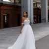 Сибилл - Сонеста Сибилл 1 Сонеста <p style="text-align: justify;">Романтическое свадебное платье, которое сияет светом любви и мечты. Это прекрасное свадебное платье А-силуэта, созданное с использованием самых изысканных материалов, чтобы вы сияли на своем особенном дне. Изящный фатин, подобно нежному облачку нежности, обрамляет вашу фигуру, придавая ей легкость и воздушность. А блестящая подкладка, легко просвечивая сквозь фатин, словно придаёт вашему образу загадочный и сказочный блеск. Корсет платья – настоящее произведение искусства. Он расшит бисером с нежными цветочными узорами, которые исторгаются в свете сияющих кристаллов и создают игру света и тени на вашем плече и линии декольте. Эти ослепительные детали подчеркивают вашу женственность и придают вашему облику особый шарм. Созданное с любовью и заботой, это платье излучает романтику и мечту. Оно захватывает душу своей изысканностью и притягивает взгляды всех присутствующих. В нем каждая ваша прогулка к алтарю будет напоминать танец на облаках, а каждый миг будет запечатлен в памяти, как самая романтическая глава вашей истории любви.</p>
<iframe src="https://www.youtube.com/embed/UIyJ7qy7jto" width="auto" height="600" frameborder="0" allowfullscreen="allowfullscreen"></iframe>
