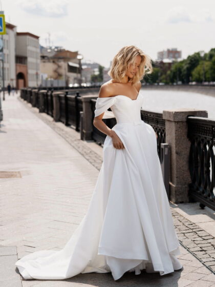 Тамила 1 Сонеста <p style="text-align: justify;">Волшебное свадебное платье, которое олицетворяет нежность и любовь в самой высокой степени. Это великолепное платье А-силуэта с изящными спущенными бретелями – настоящая сказка, которая окутает вас своей прелестью и романтикой. Внимание привлекает линия талии, украшенная небольшим бантом. Это украшение символизирует вашу нежность и хрупкость, подчеркивая вашу женственность и грацию. Главным материалом платья является атлас – ткань, которая придаст вашему образу благородство и изысканность. Атлас плывет и переливается, словно река чувственности, окутывая вас в свои объятия и создавая неповторимую атмосферу романтики. Каждая деталь этого платья раскрывает истинную женскую красоту и создает иллюзию сказочной принцессы. Вы будете лучезарно сиять, словно звезда на небесах, в этом волшебном платье. Позвольте себе окунуться в мир романтики и любви, и пусть это платье станет символом вашего счастья и вечной любви.</p>
<iframe src="https://youtube.com/embed/y5jxwsPGxTg" width="auto" height="600" frameborder="0" allowfullscreen="allowfullscreen"></iframe>