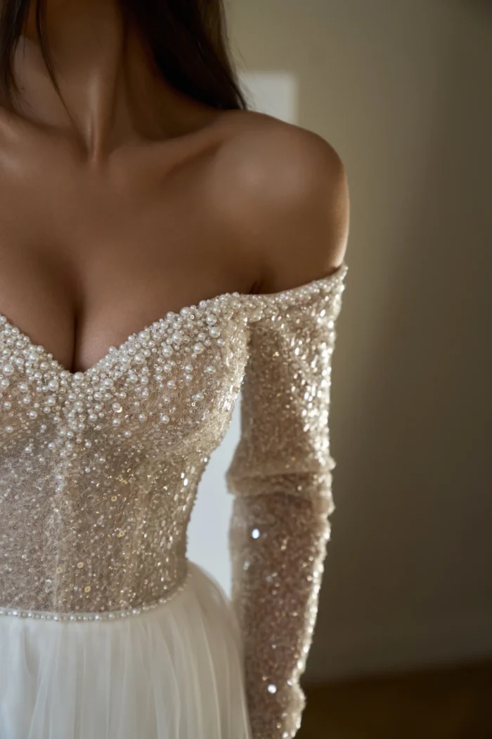 Валери 1 Сониа Солей Свадебное платье А-силуэта из атласа - прекрасный выбор для невесты, которая хочет выглядеть элегантно и нежно. Платье подчеркивает красоту фигуры и создает атмосферу романтики. Платье имеет спущенные бретели и застежку-молнию на спине, что делает его удобным и модным. Платье подойдет для свадьбы в любом стиле и сезоне.
<iframe src="https://www.youtube.com/embed/6KOHD-ICmOU" width="auto" height="600" frameborder="0" allowfullscreen="allowfullscreen"></iframe>