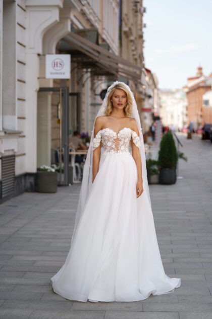 Верена - Сонеста Верена 1 Сонеста <p style="text-align: justify;">Это волшебное платье А-силуэта, с изящными спущенными бретелями и восхитительной спинкой на внутреннем корсете со шнуровкой, просто идеально для создания прекрасного и неповторимого образа на вашем свадебном торжестве. Основным материалом этого чудесного наряда является органза – ткань, которая дарит платью нежность и воздушность, словно легкий летний ветерок. Красивое кружево украшает платье, создавая впечатление изящности и изысканности. Это платье сделано с любовью, в каждой прострочке прячется тепло рук мастера, который стремился передать вам все самое прекрасное и романтичное. Оно подчеркнет вашу женственность и невероятную красоту, даруя вам моменты волшебства и радости, которые запомнятся навсегда.</p>
<iframe src="https://youtube.com/embed/C4Y50gHQ8nQ" width="auto" height="600" frameborder="0" allowfullscreen="allowfullscreen"></iframe>