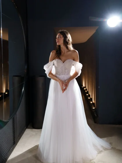 Веста - Сониа Солей Веста 1 Сониа Солей <p style="text-align: justify;">Свадебное платье А-силуэта со спущенными бретелями и спинкой на молнии и пуговичках - это изящное и романтическое платье, которое подчеркнет вашу женственность в день свадьбы. Оно выполнено из высококачественных материалов, включая фатин и кружево. Фатин создает легкий и воздушный образ, придавая платью нежность и элегантность. Кружевные детали добавляют платью изысканности и роскоши. Дизайн платья также впечатляет: спущенные бретели придают образу некоторую игривость и романтичность, а спинка на молнии и пуговичках создает акцент на гламурный и элегантный вид. А-силуэт платья отлично подчеркивает женственные формы, делая талию узкой и выделяя бедра. Он также обеспечивает максимальный комфорт и свободу движений во время всех свадебных торжеств. Это платье идеально для невест, желающих выглядеть восхитительно и элегантно в день свадьбы. Светодиодные огни, передвижение транспортных средств и публичное место -: Короткий фильм Энергии от аниматора Основной идеей этого платья является создание романтической и очаровательной атмосферы во время свадебного торжества. В этом платье невеста будет выглядеть женственно, изысканно и незабываемо.</p>
<iframe src="https://www.youtube.com/embed/7AyomlOhmxk" width="auto" height="600" frameborder="0" allowfullscreen="allowfullscreen"></iframe>